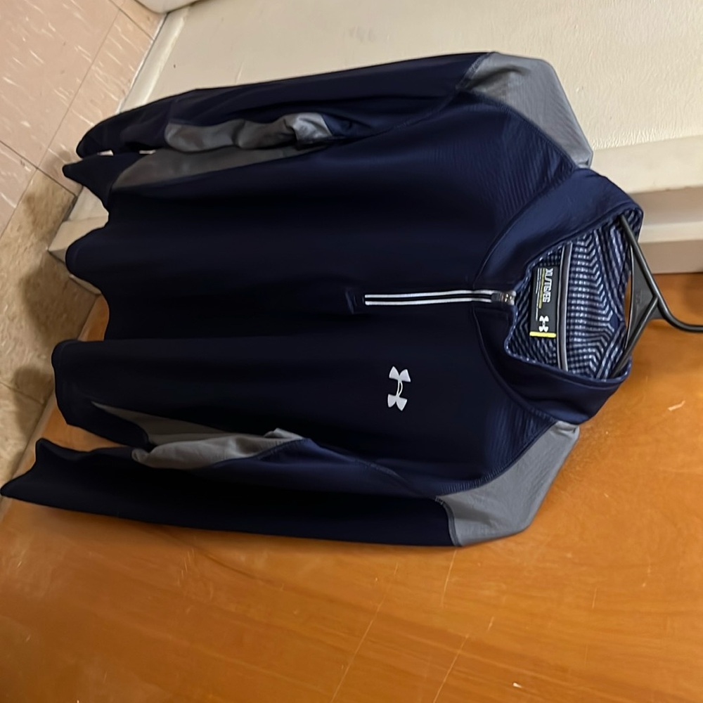 I’m selling a men’s lightweight quarter zip hoodie in excellent condition